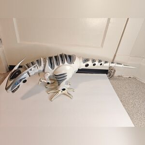 Electronic Battery Powered Raptor Moves And Makes Sound Tested And Working